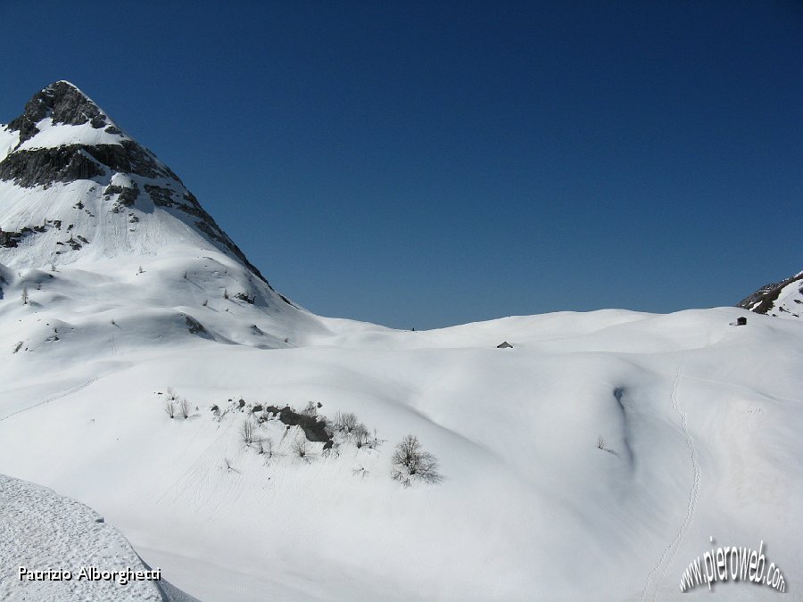 07 Baita Branchino ancora sepolta dalla neve.JPG